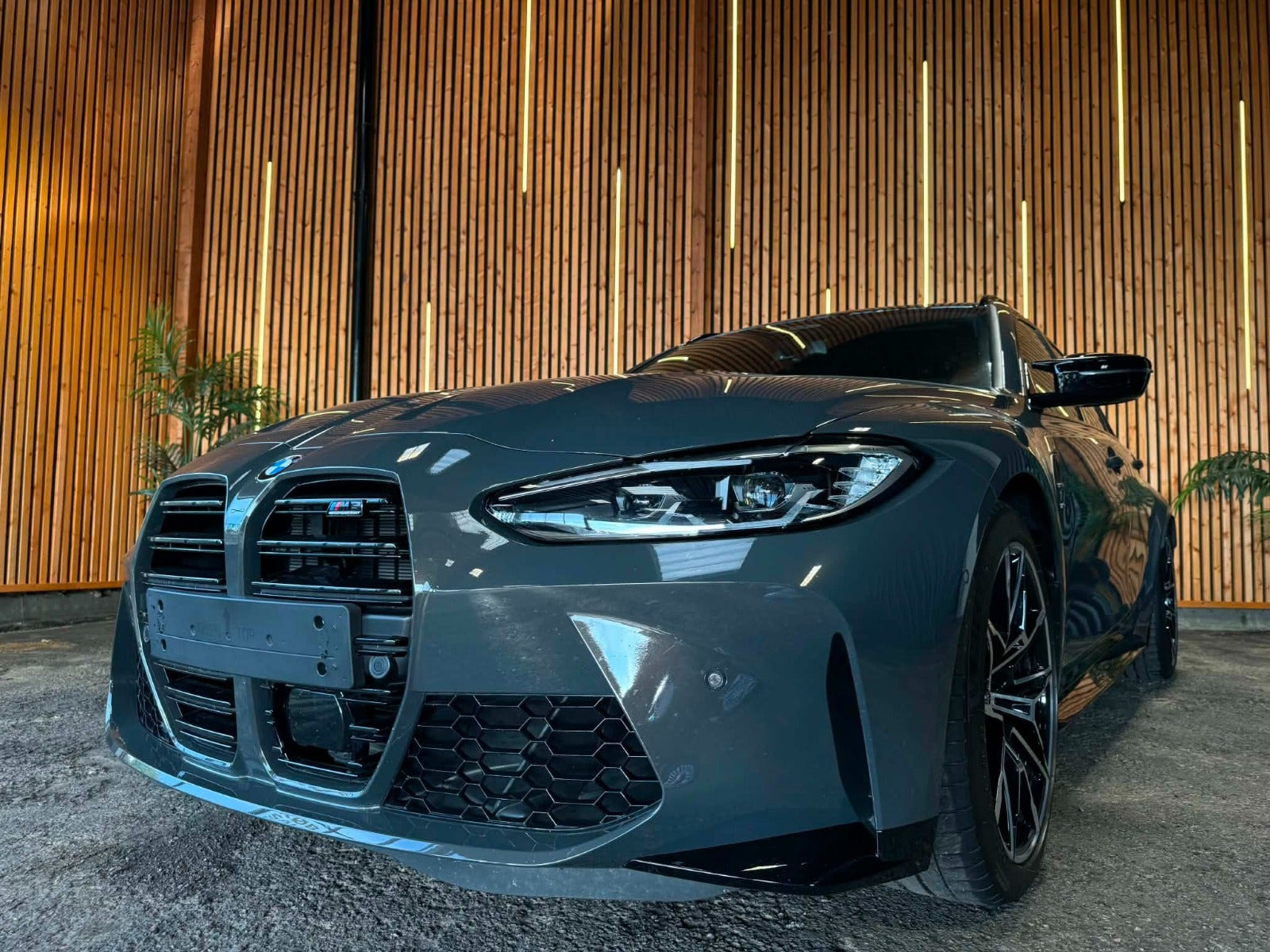 Grå BMW M3 fra 2023