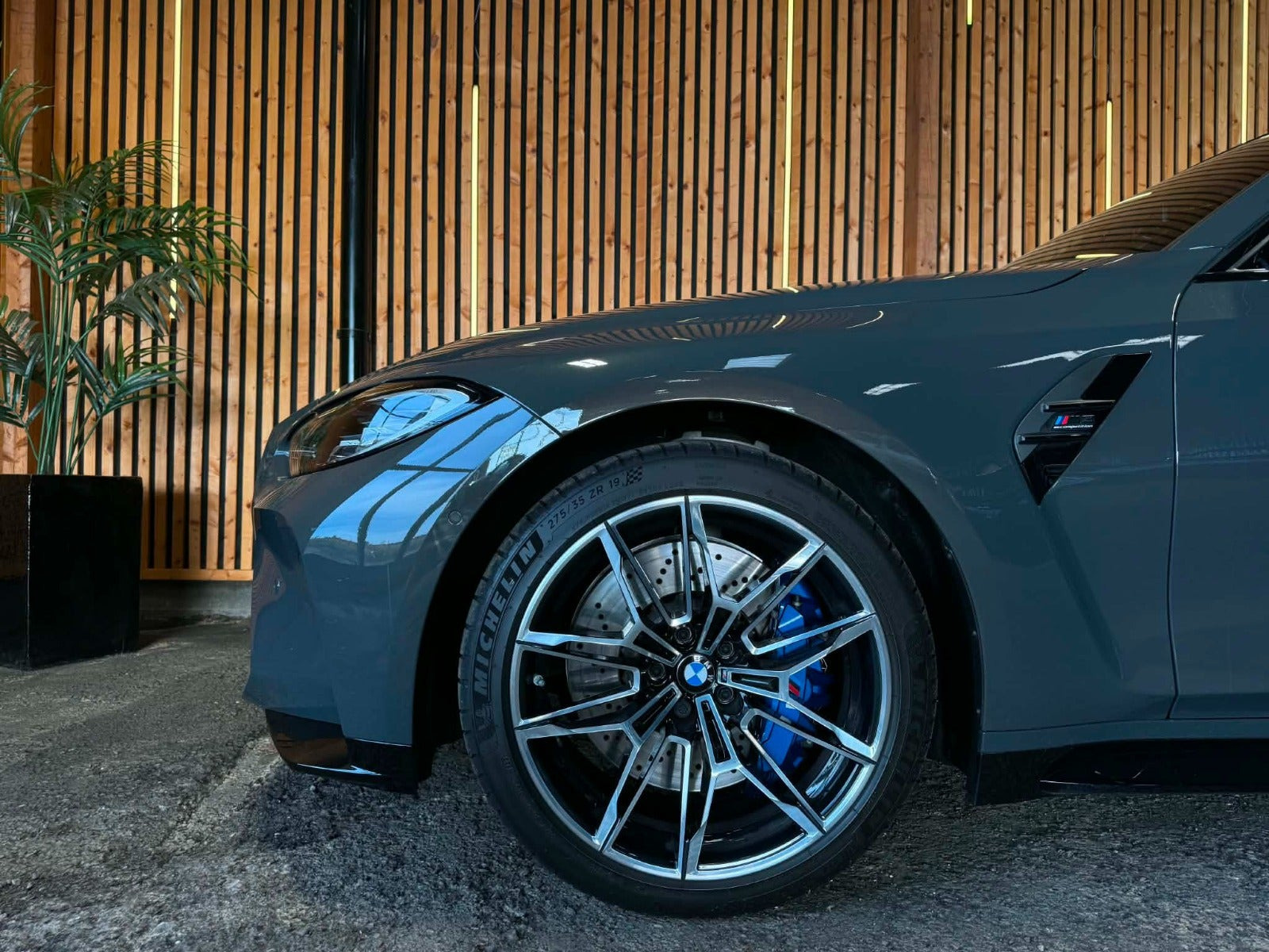 Grå BMW M3 fra 2023