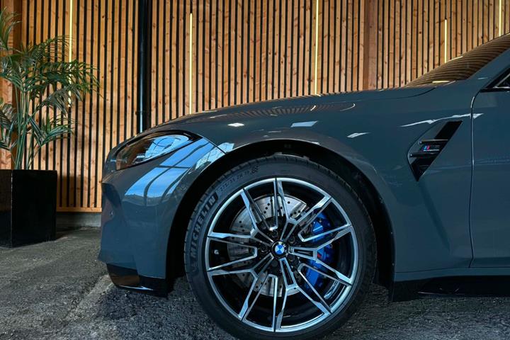 Grå BMW M3 fra 2023