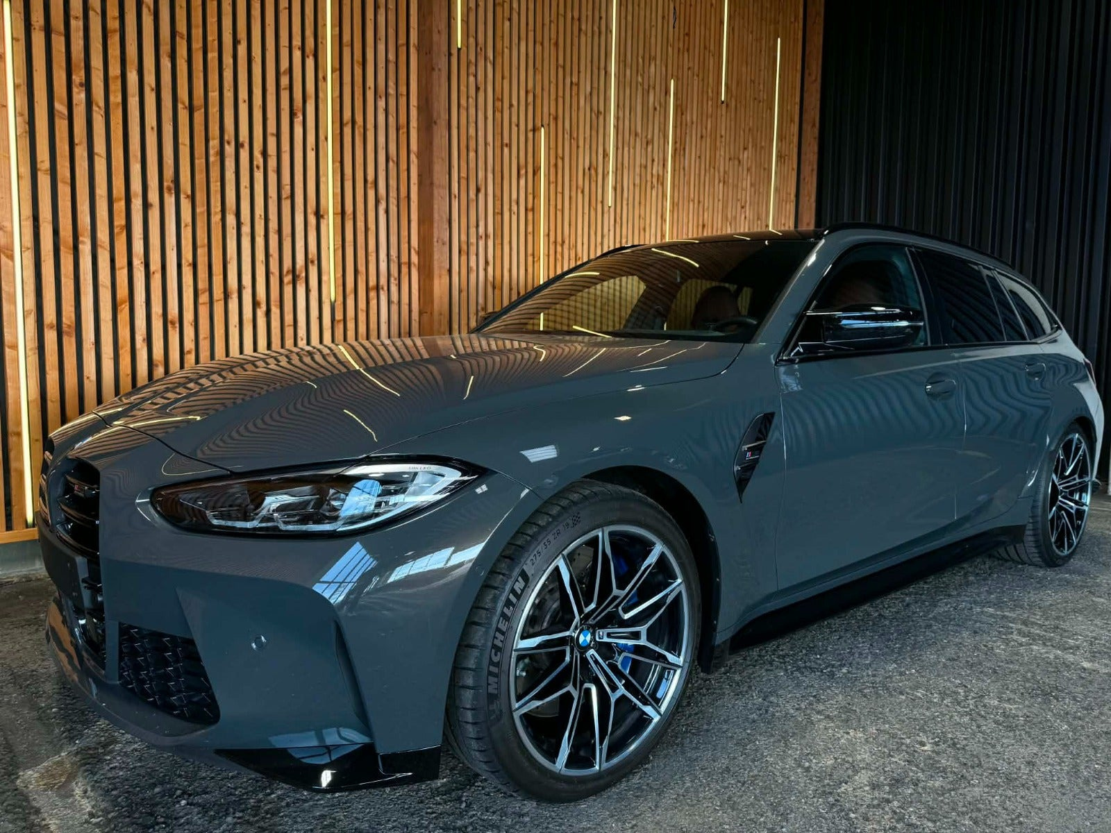 Grå BMW M3 fra 2023
