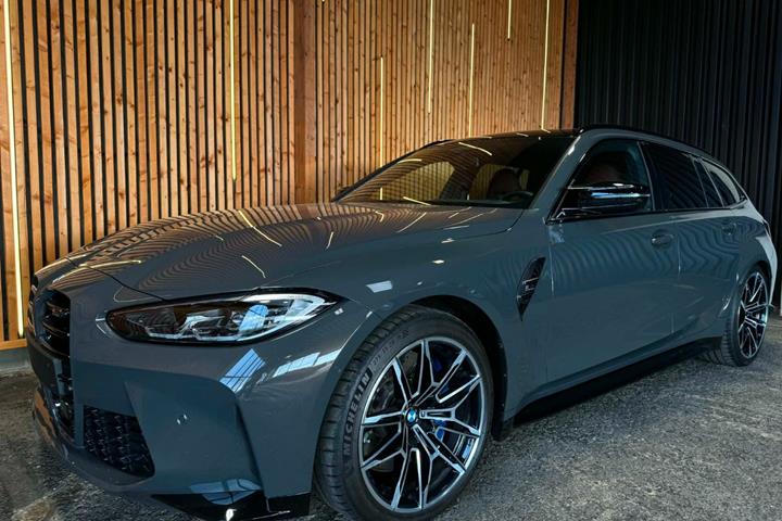 Grå BMW M3 fra 2023