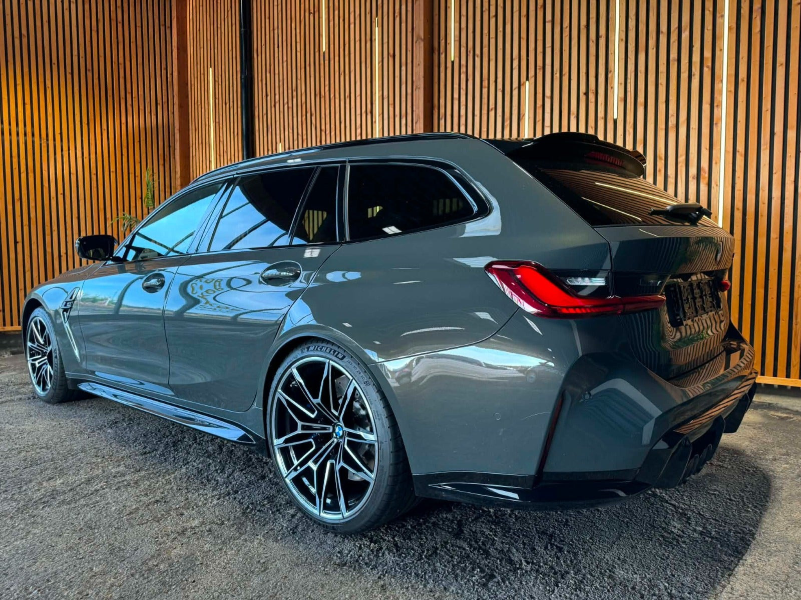 Grå BMW M3 fra 2023