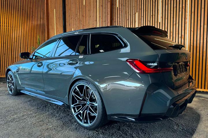Grå BMW M3 fra 2023