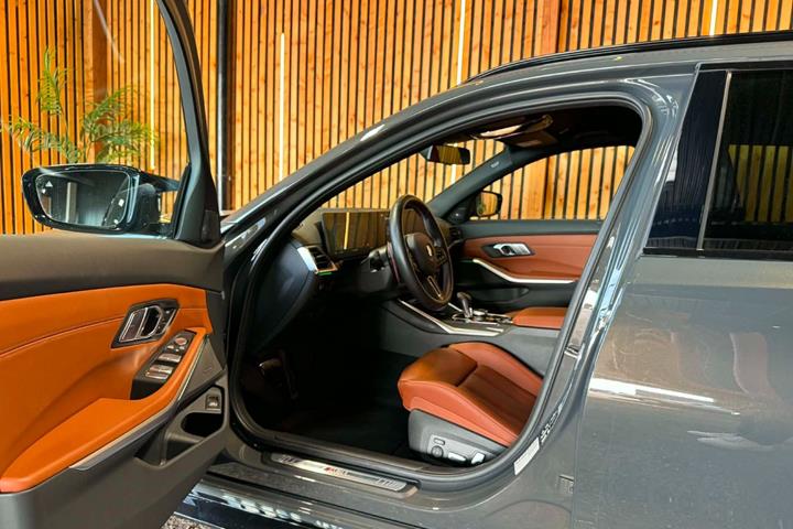 Grå BMW M3 fra 2023