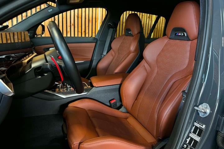 Grå BMW M3 fra 2023