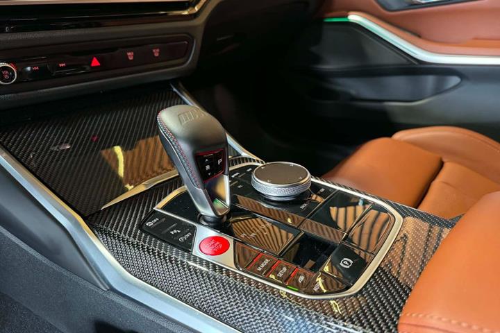 Grå BMW M3 fra 2023