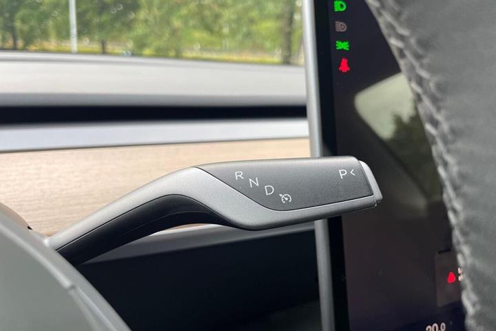 Sort Tesla Model Y fra 2022