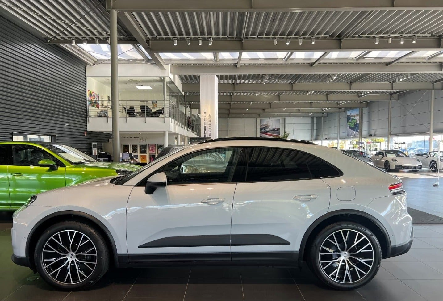 Grå Porsche Macan 4 fra 2025