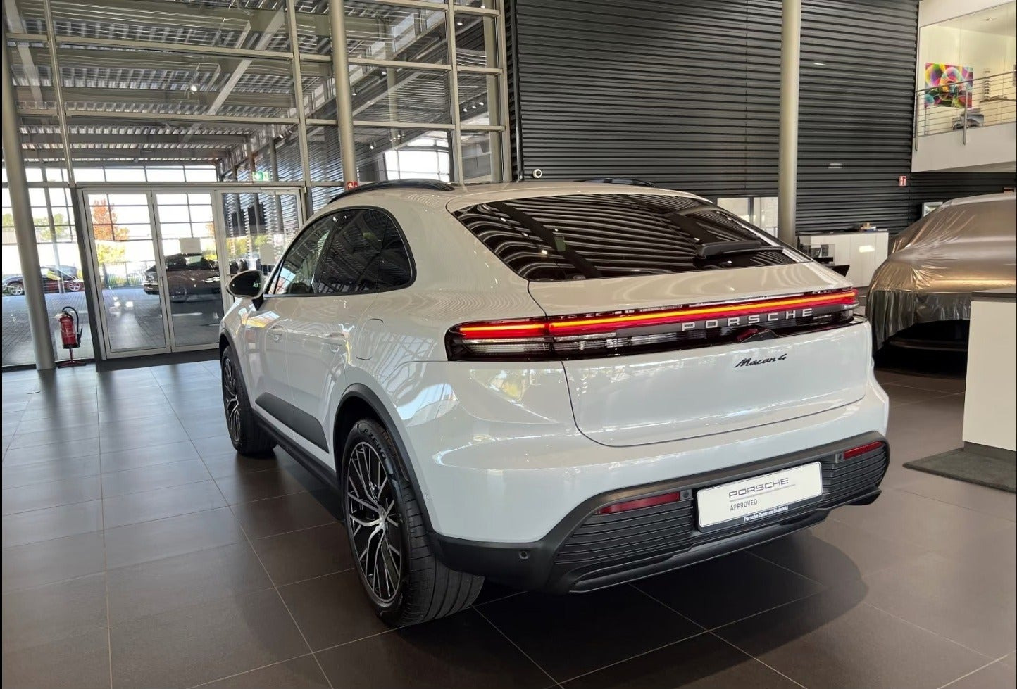 Grå Porsche Macan 4 fra 2025