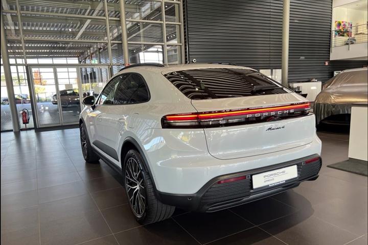 Grå Porsche Macan 4 fra 2025