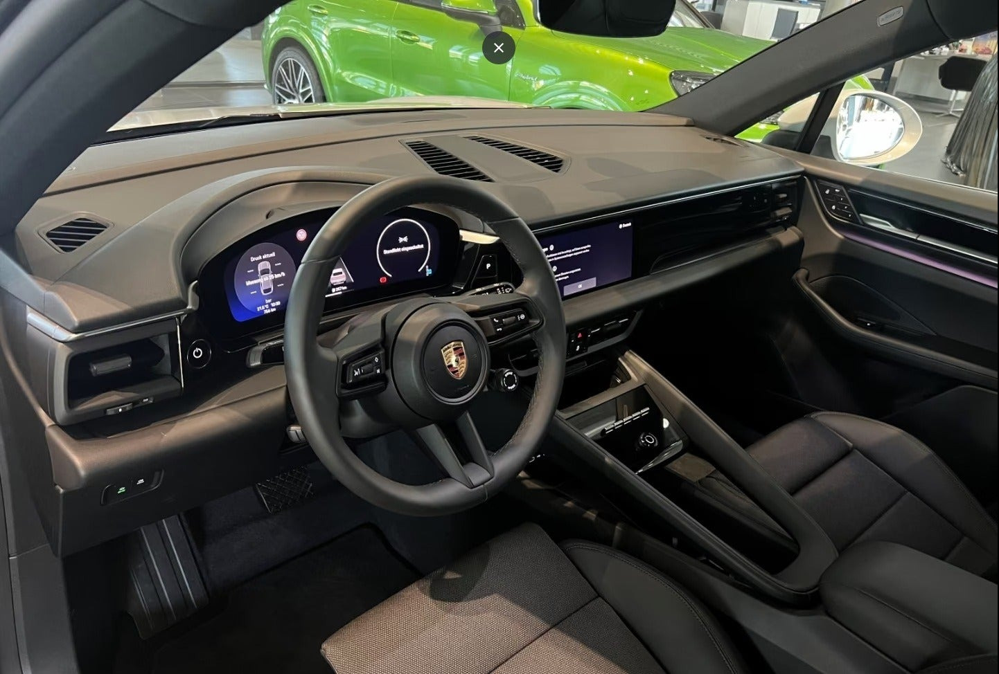 Grå Porsche Macan 4 fra 2025