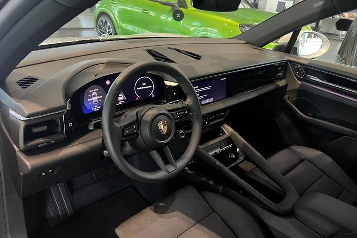 Grå Porsche Macan 4 fra 2025