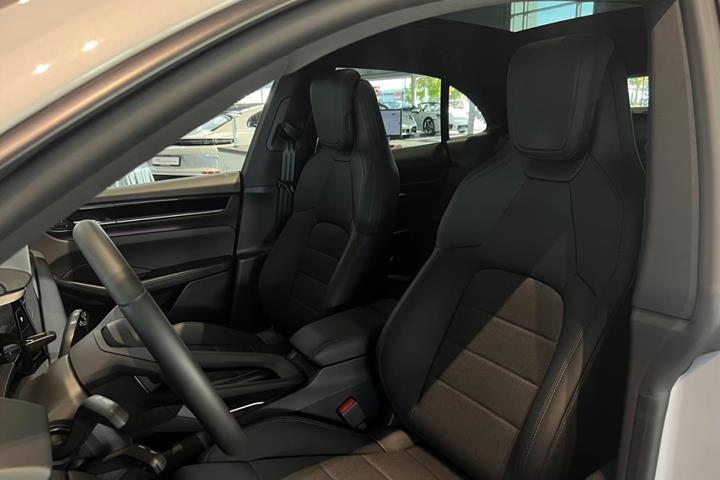 Grå Porsche Macan 4 fra 2025