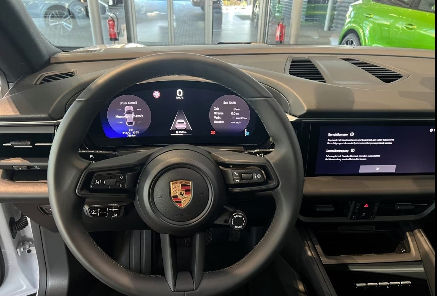 Grå Porsche Macan 4 fra 2025