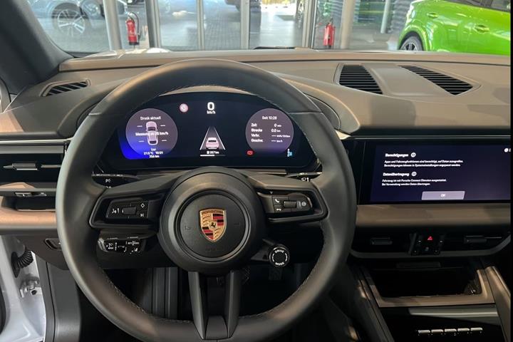 Grå Porsche Macan 4 fra 2025