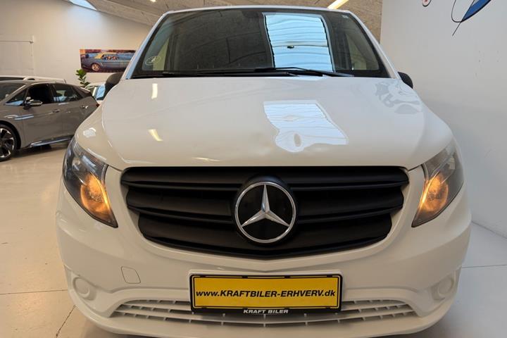 Hvid Mercedes Vito 114 fra 2021