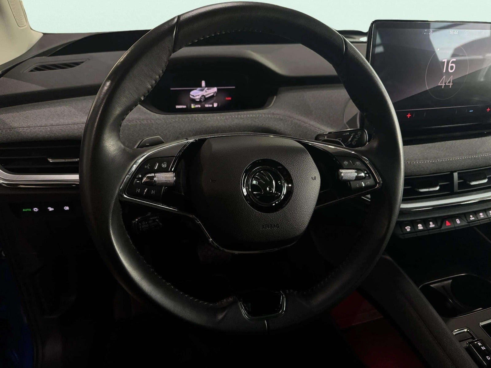 Blå Skoda Enyaq fra 2023