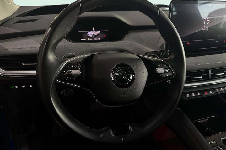 Blå Skoda Enyaq fra 2023