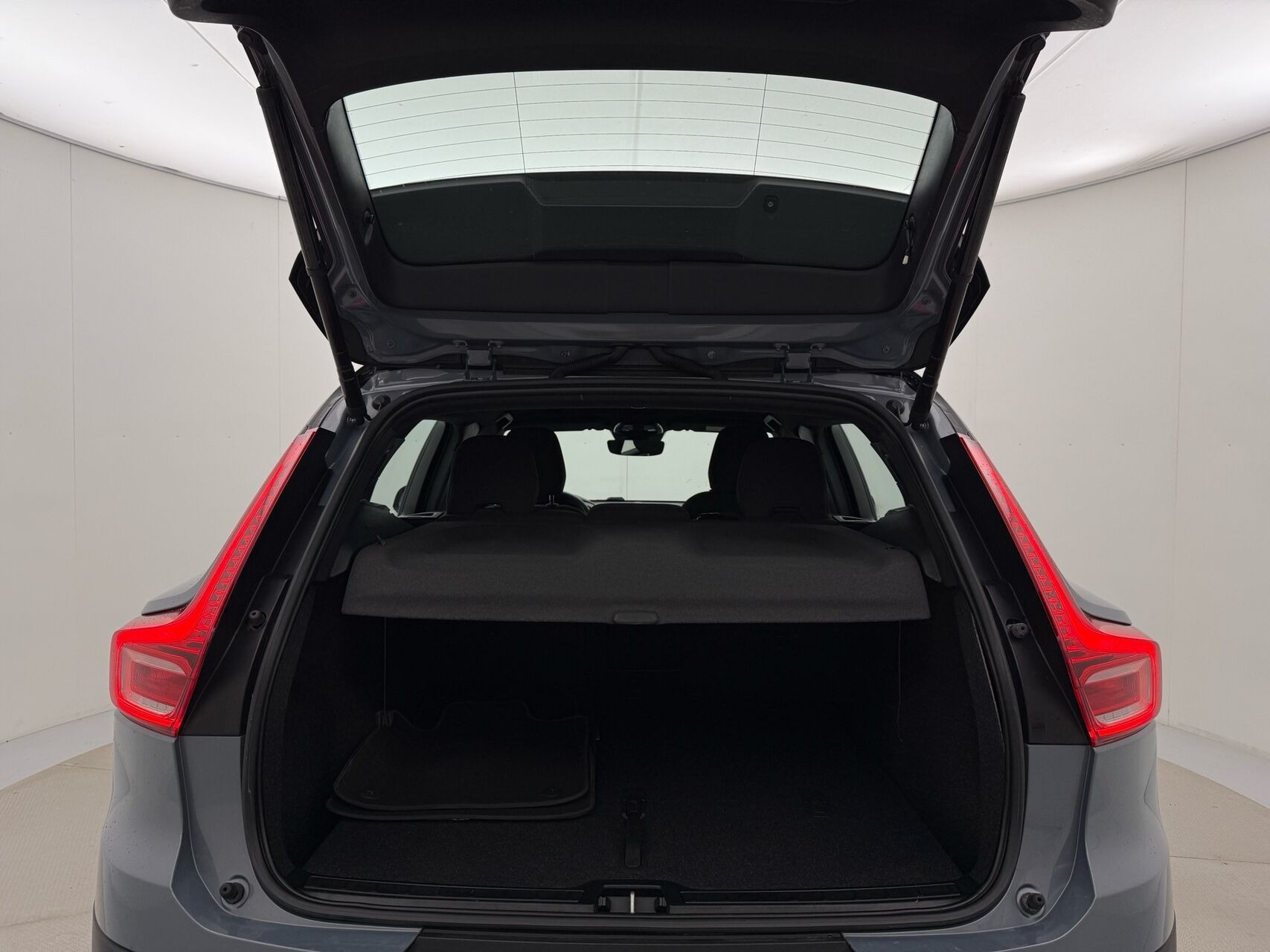 Grå Volvo XC40 fra 2022
