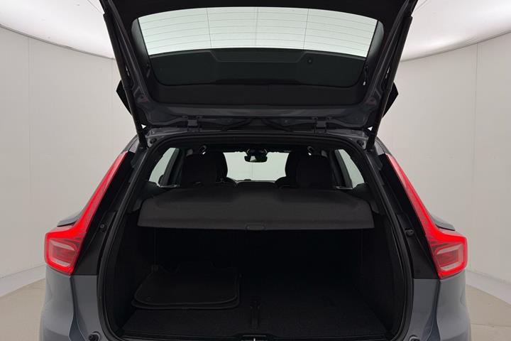 Grå Volvo XC40 fra 2022
