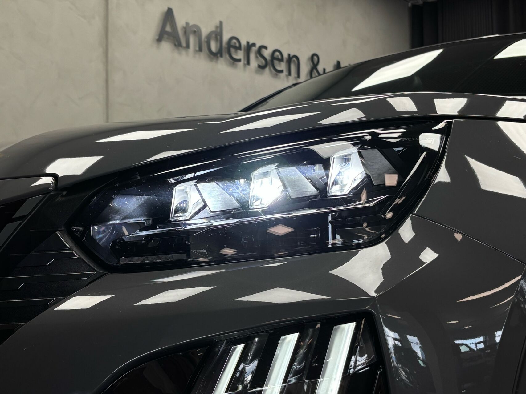 Grå Peugeot e-2008 fra 2026
