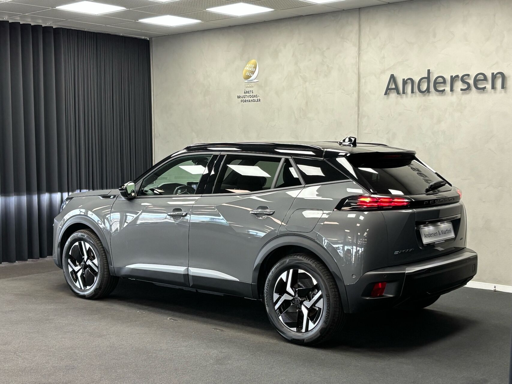 Grå Peugeot e-2008 fra 2026