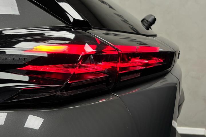 Grå Peugeot e-2008 fra 2026