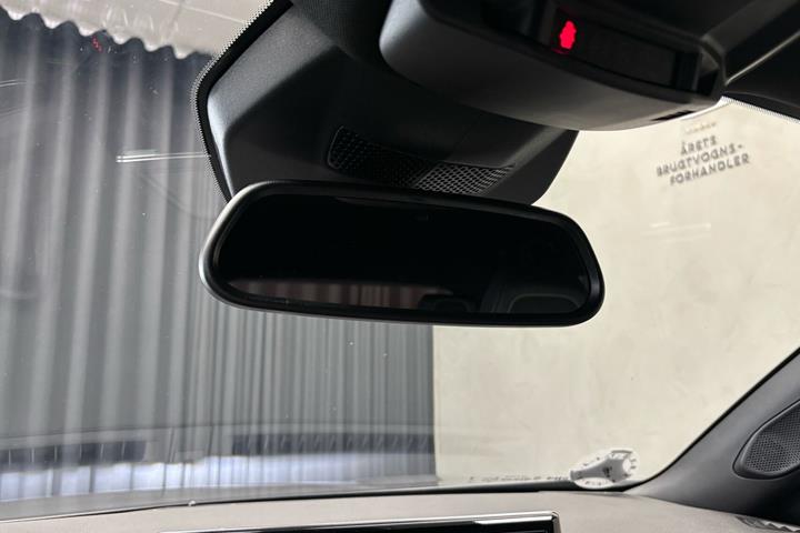Grå Peugeot e-2008 fra 2026