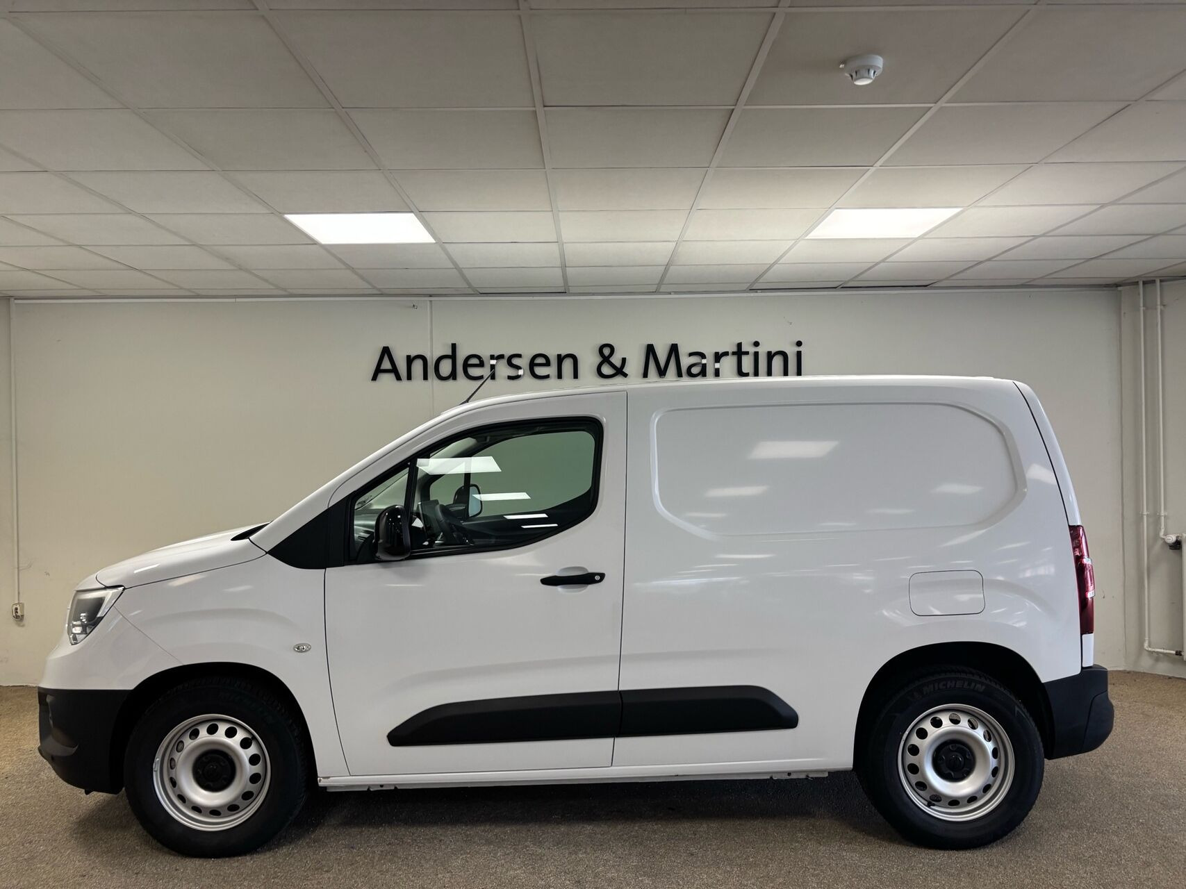 Hvid Opel Combo-e fra 2025