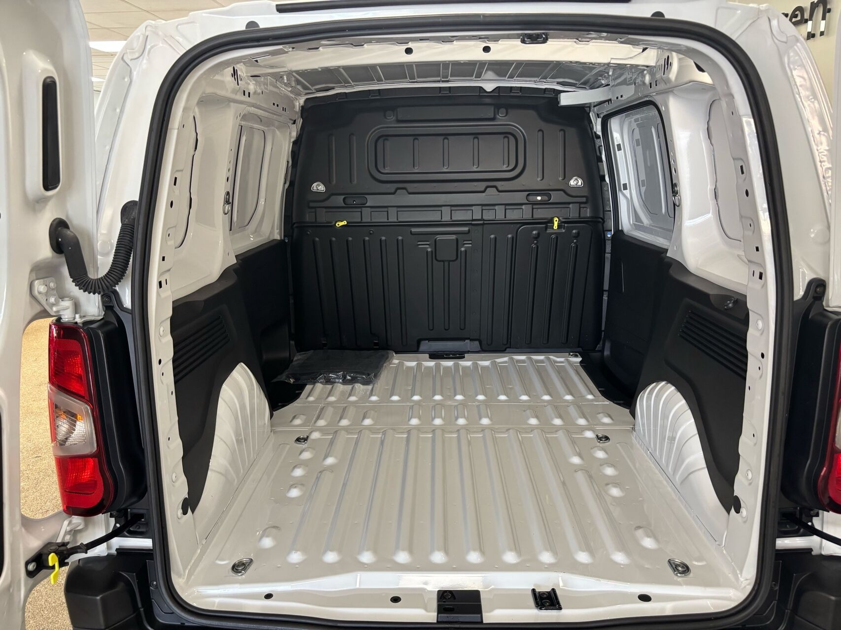 Hvid Opel Combo-e fra 2025