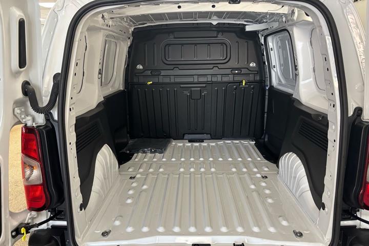 Hvid Opel Combo-e fra 2025
