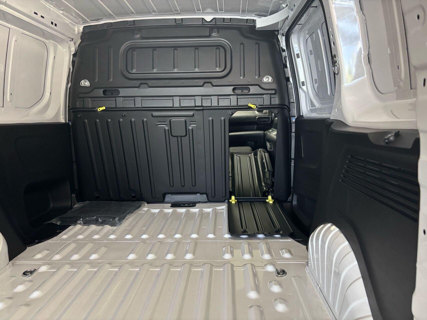 Hvid Opel Combo-e fra 2025