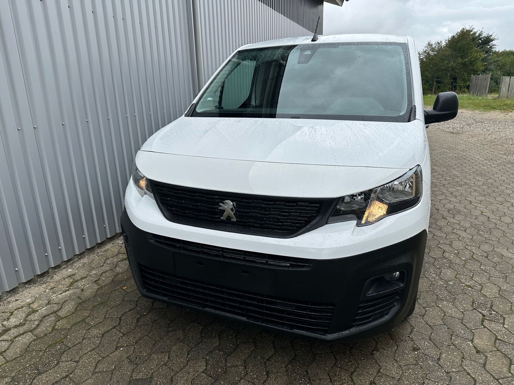 Hvid Peugeot Partner fra 2020