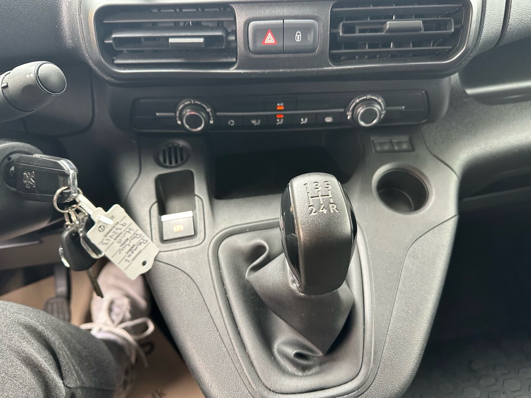 Hvid Peugeot Partner fra 2020