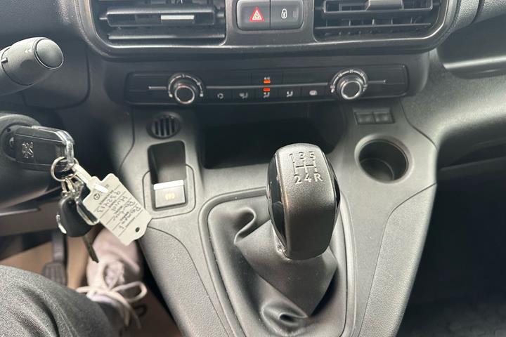 Hvid Peugeot Partner fra 2020