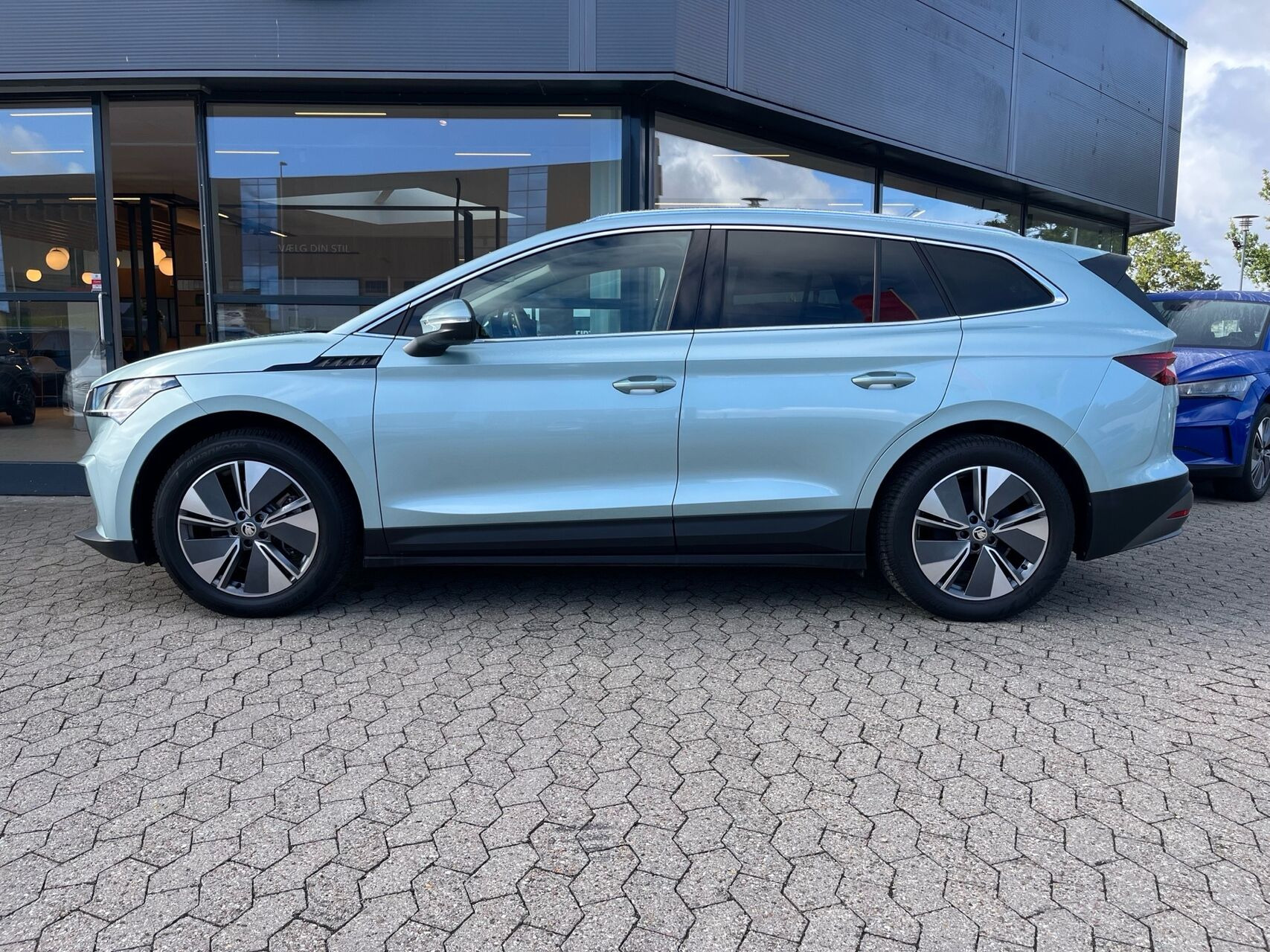 Grå Skoda Enyaq fra 2023