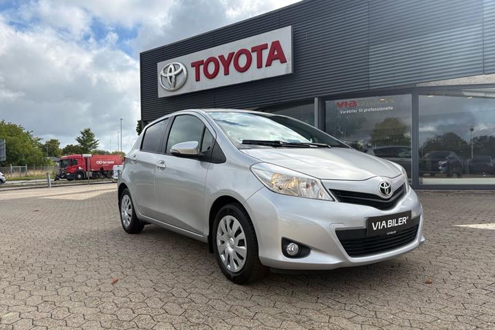Sølv Toyota Yaris fra 2014