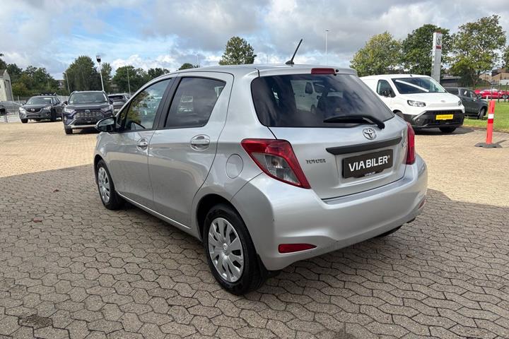 Sølv Toyota Yaris fra 2014
