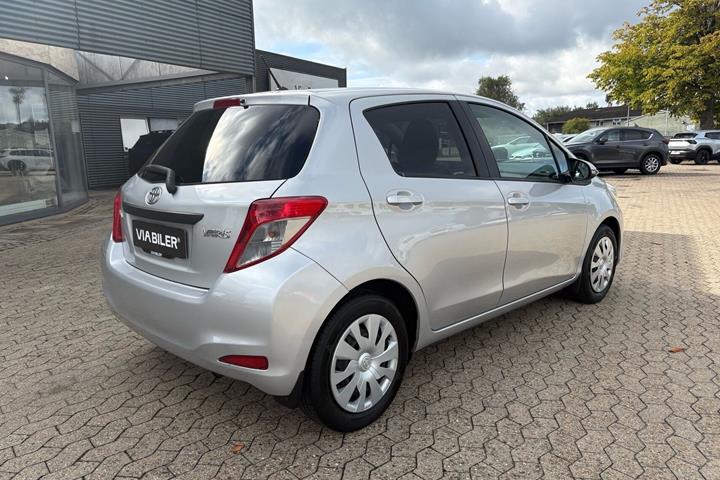 Sølv Toyota Yaris fra 2014