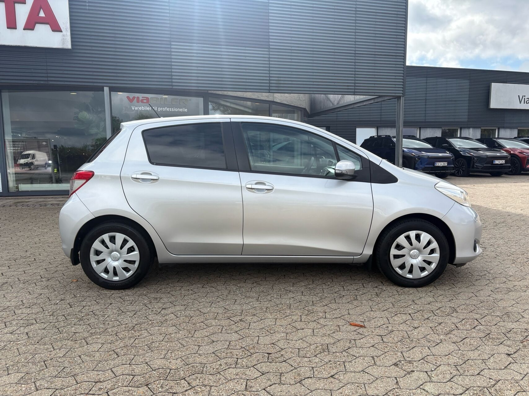 Sølv Toyota Yaris fra 2014