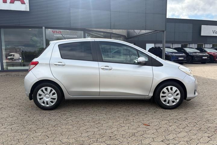 Sølv Toyota Yaris fra 2014