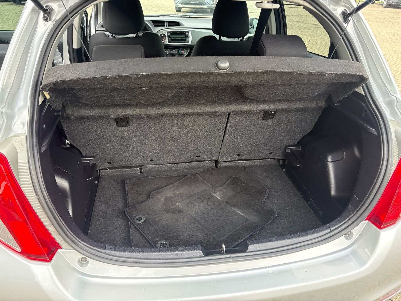 Sølv Toyota Yaris fra 2014