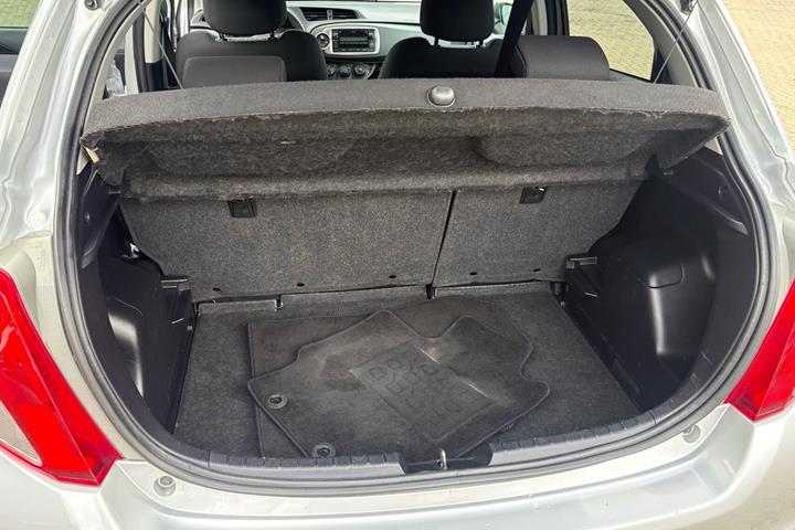 Sølv Toyota Yaris fra 2014
