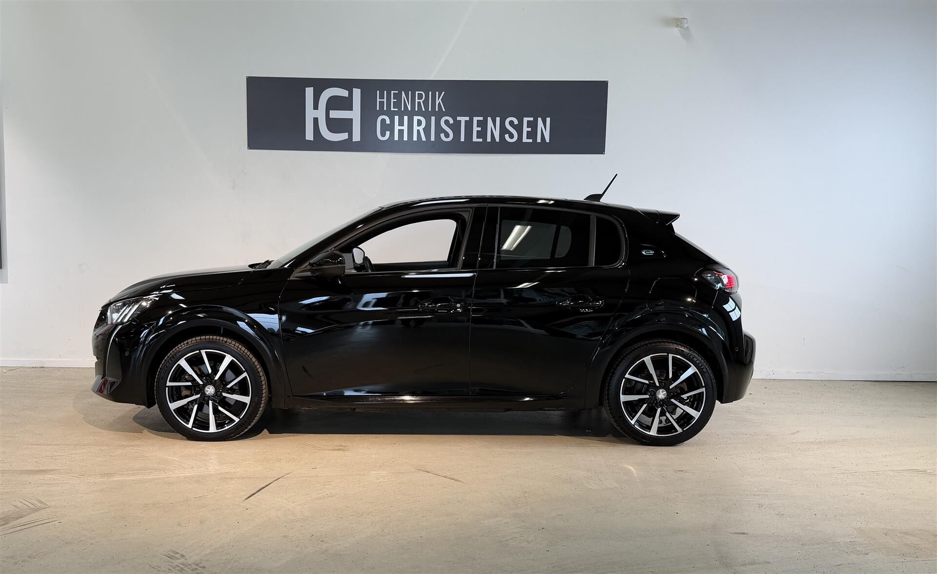 Sort Peugeot e-208 fra 2022