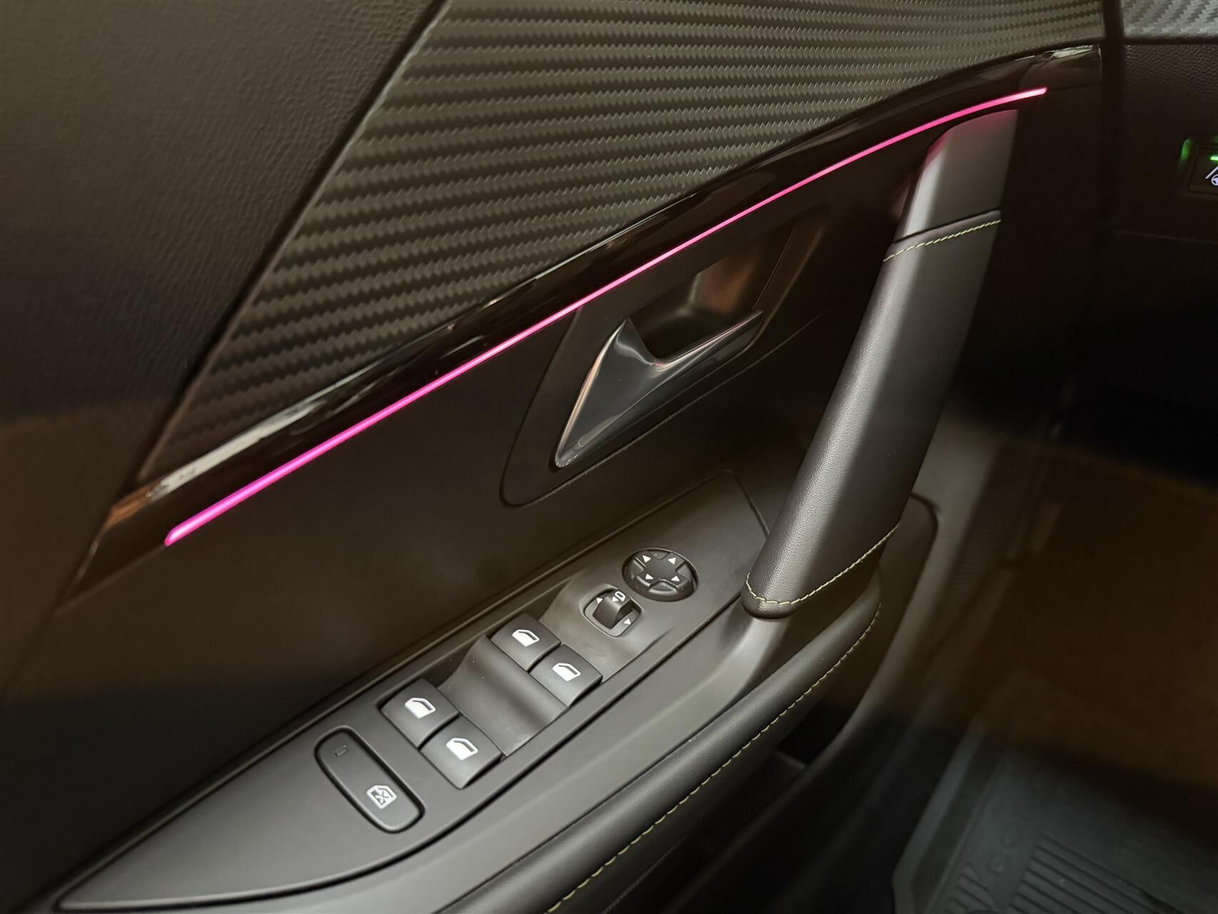 Sort Peugeot e-208 fra 2022