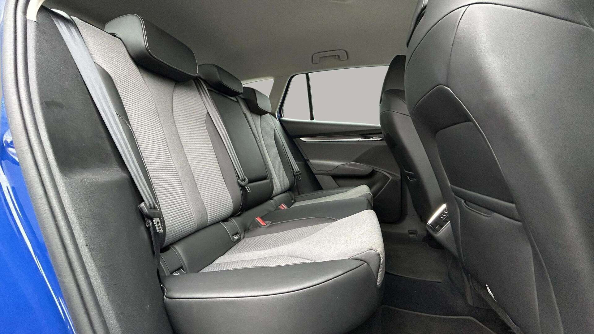 Blå Skoda Enyaq fra 2024