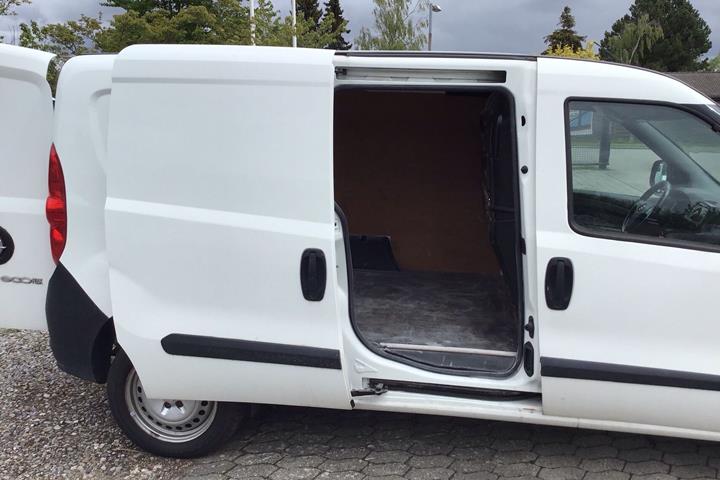 Hvid Opel Combo fra 2017