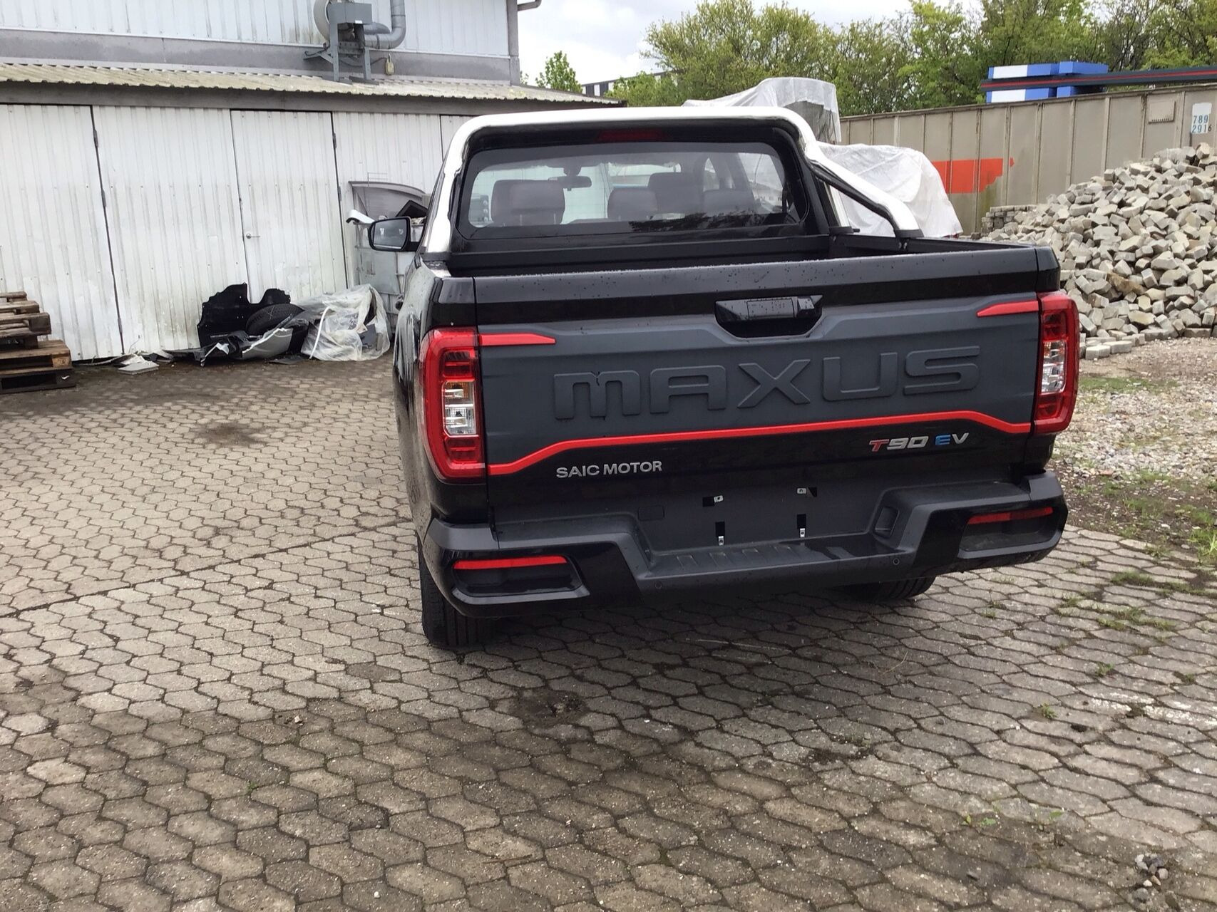 Sort Maxus eT90 fra 2025