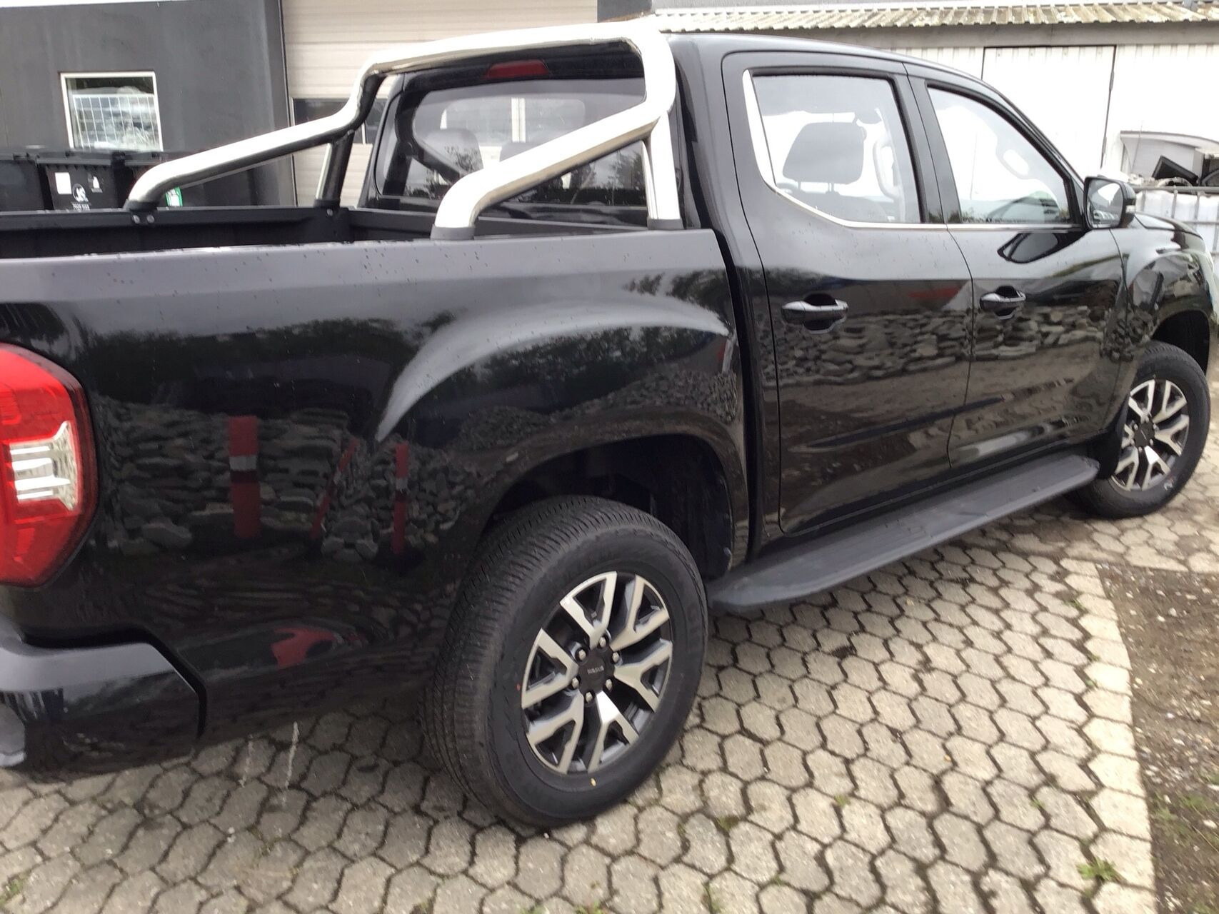 Sort Maxus eT90 fra 2025