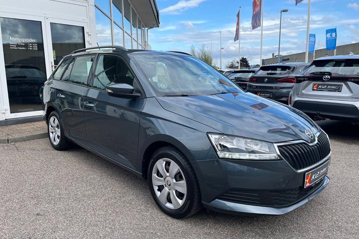 Grå Skoda Fabia fra 2021 set udefra
